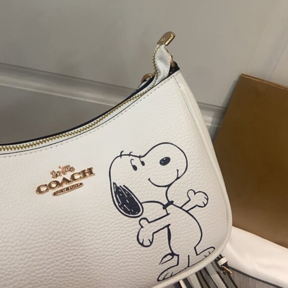 Coach X Peanuts Teri Shoulder Bag With Snoopy - Picture 6 of 10